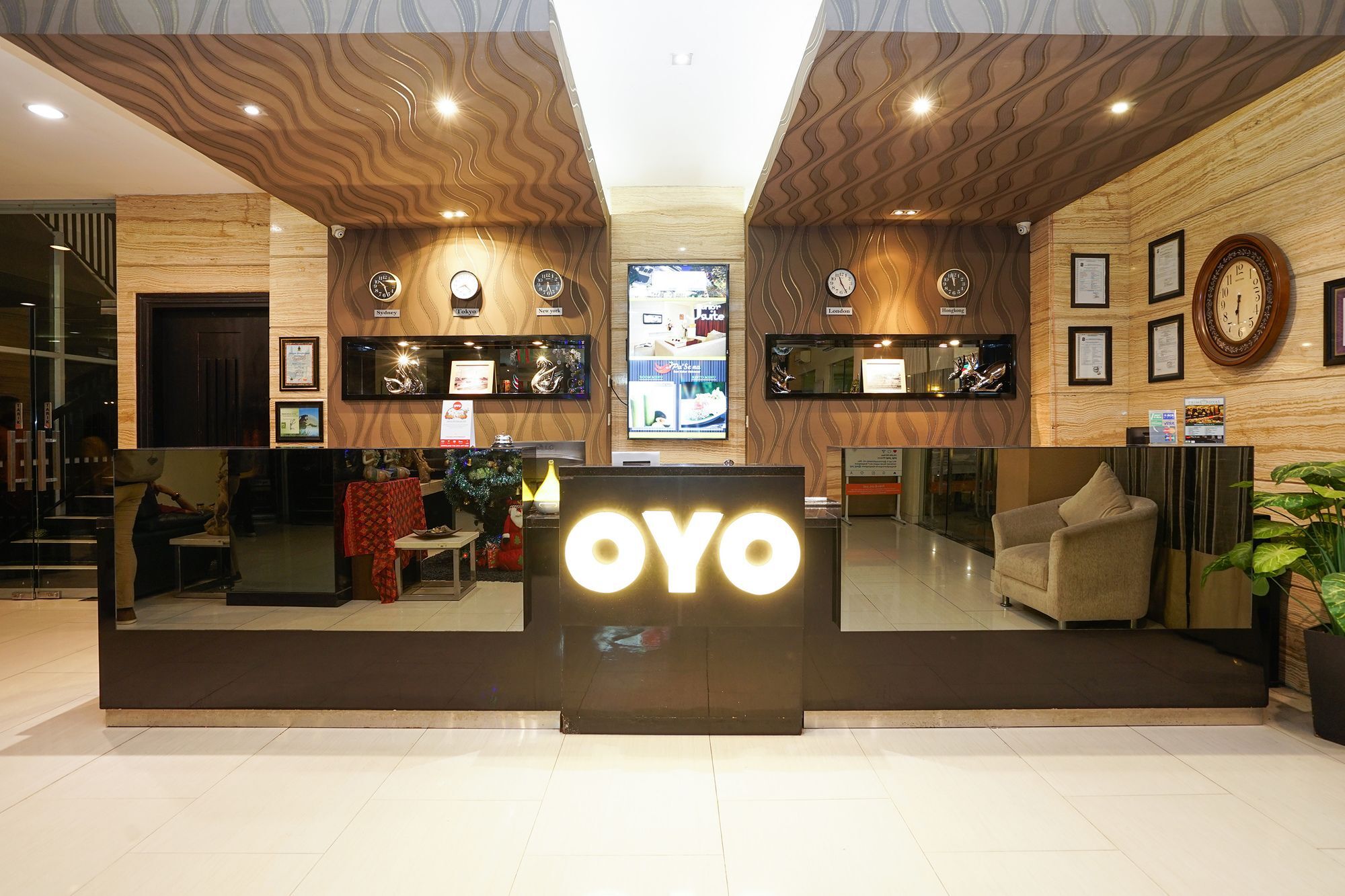 Oyo 197 Prime Royal Hotel Kapasari Buitenkant foto